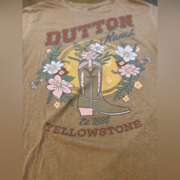 Yellowstone Dutton Ranch Tee with flowers and boot western graphics in tan, pink - Picture 7 of 9